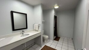 Combined shower/tub, towels - Studio 6 Suites Urbana, IL (Urbana)