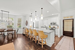 Een microgolfoven, een oven, een kookplaat, een vaatwasser