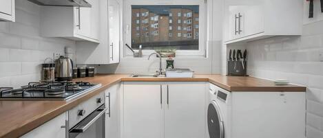 冷蔵庫、電子レンジ、オーブン、コーヒー / ティーメーカー