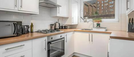 Kühlschrank, Mikrowelle, Ofen, Wasserkocher mit Kaffee-/Teezubehör