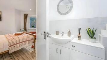 3 bedrooms, free WiFi, bed sheets