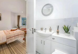 3 bedrooms, free WiFi, bed sheets