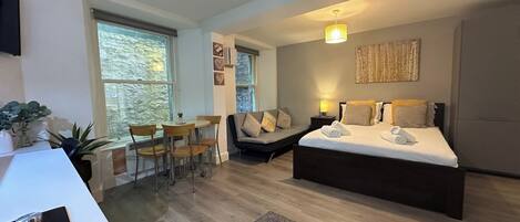 Tabla de planchar con plancha, wifi gratis y ropa de cama