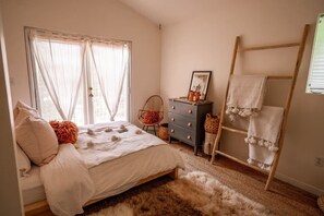 Iron/ironing board, free WiFi, bed sheets