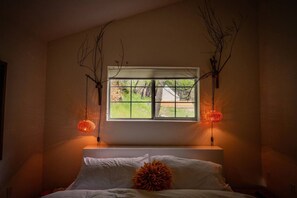 Tabla de planchar con plancha, wifi gratis y ropa de cama