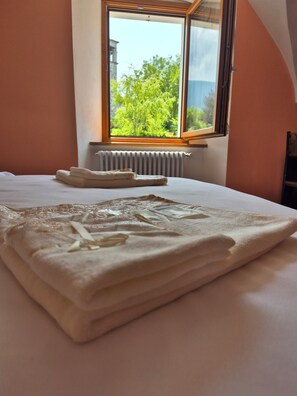 3 habitaciones, tabla de planchar con plancha, wifi y ropa de cama 