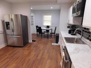 Jääkaappi, mikroaaltouuni, uuni, liesi