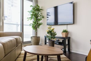 TV - Modern Waterfront 3BR Escape with Free Parking (Toronto)