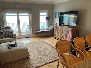 TV connectée, lecteur de DVD, baby-foot