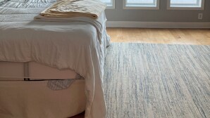 3 室のベッドルーム、デスク、WiFi (無料)、ベッドシーツ