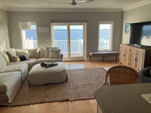 Una Smart TV, un reproductor de DVD, un futbolín