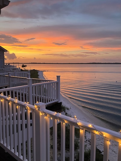 Directly on the water, great sunrise and sunset. Low prices for end of summer