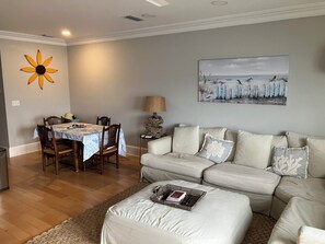 Smart-tv, een dvd-speler en tafelvoetbal