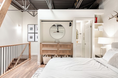 1 bedroom, travel cot, free WiFi, bed sheets. East End Loft