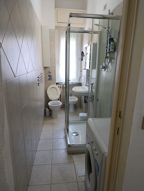 Douche, sèche-cheveux, bidet, serviettes fournies
