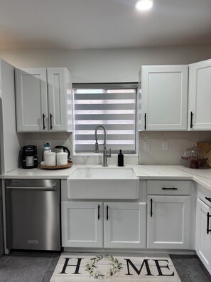 冷蔵庫、電子レンジ、オーブン、コンロ