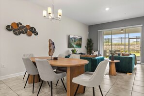 Dining - Charming 2-bedroom townhome in Kissimmee with WiFi, fitness room, AC (Kissimmee)