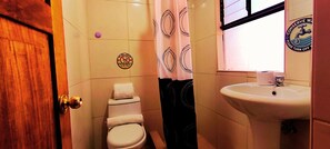 Tina y regadera independientes y amenidades de baño gratuitas 