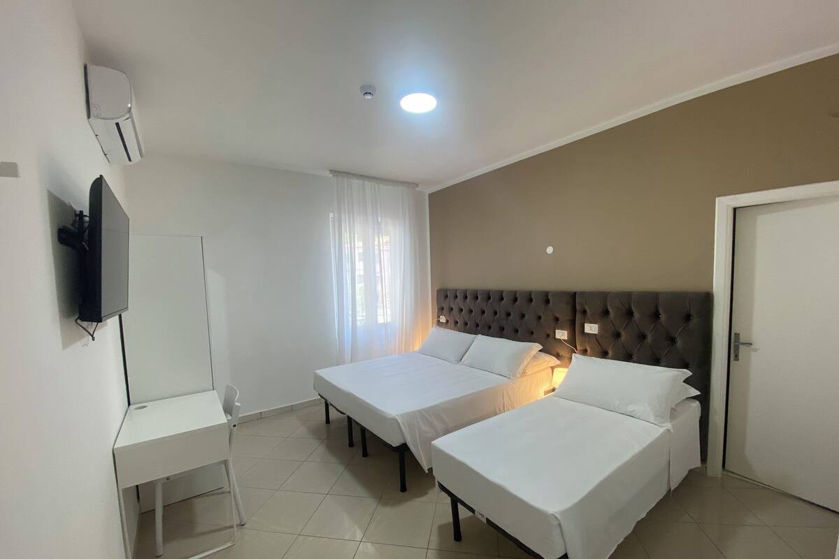 Habitación triple superior | Escritorio y wifi gratis