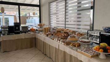 Free daily buffet breakfast