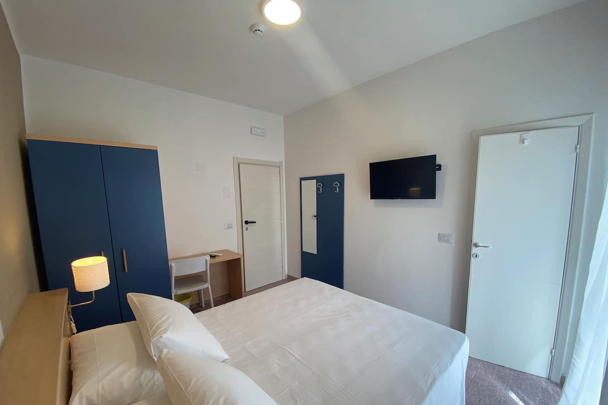 Habitación clásica con 1 cama doble o 2 individuales, balcón | Escritorio y wifi gratis