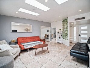 Interior - 3-bedroom house in beautiful Tucson with WiFi, AC (Tucson)