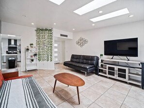 Smart TV, books - 3-bedroom house in beautiful Tucson with WiFi, AC (Tucson)