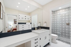 Een haardroger, handdoeken, zeep, toiletpapier