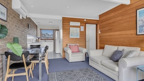 TV - Lakeside Apartments 8 (Merimbula)