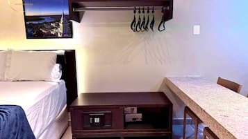 Habitación cuádruple Deluxe | Caja fuerte y wifi gratis