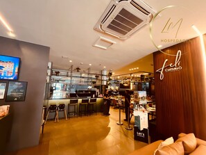 Deluxe Quadruple Room | Bar (on property)