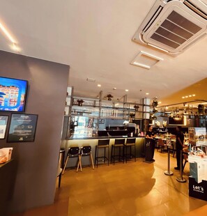 Deluxe Quadruple Room | Bar (on property)