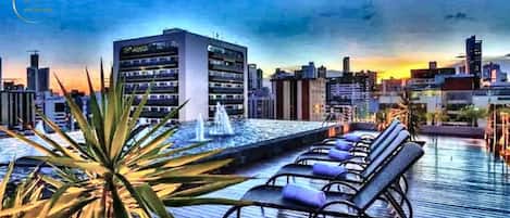 Habitación cuádruple Deluxe | Piscina | Una piscina al aire libre