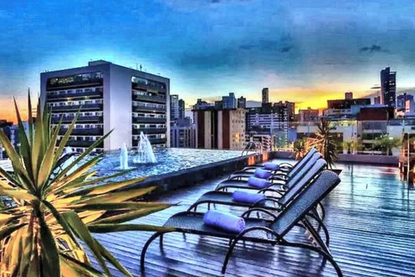 Quarto quádruplo luxo | Piscina | Piscina externa