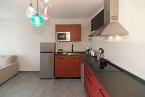 Køleskab, mikrobølgeovn, kogeplade, opvaskemaskine