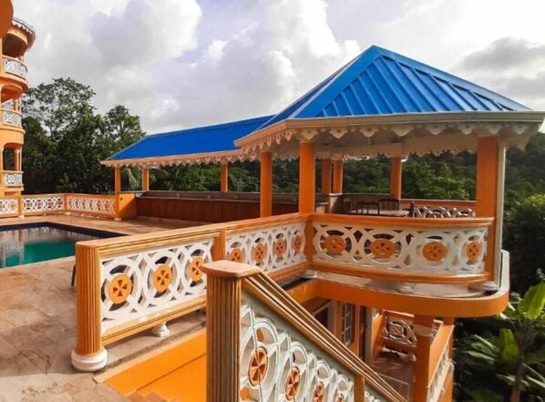 Una piscina al aire libre