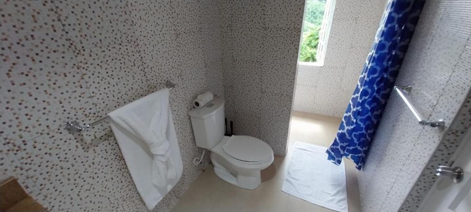 Douche, serviettes fournies, savon, shampoing