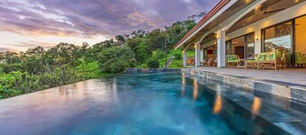 Stunning 3-bedroom house with WiFi, infinity pool, rancho, AC, minutes to ocean!