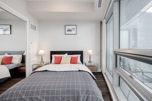 2 bedrooms, desk, iron/ironing board, free WiFi - Modern Stylish Condo w/ CN Tower view+Free Parking (Toronto)