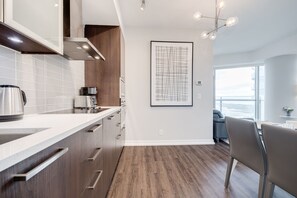 Fridge, microwave, oven, stovetop - Modern Stylish Condo w/ CN Tower view+Free Parking (Toronto)