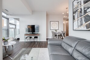 Smart TV - Modern Stylish Condo w/ CN Tower view+Free Parking (Toronto)