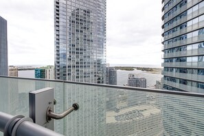Property grounds - Modern Stylish Condo w/ CN Tower view+Free Parking (Toronto)