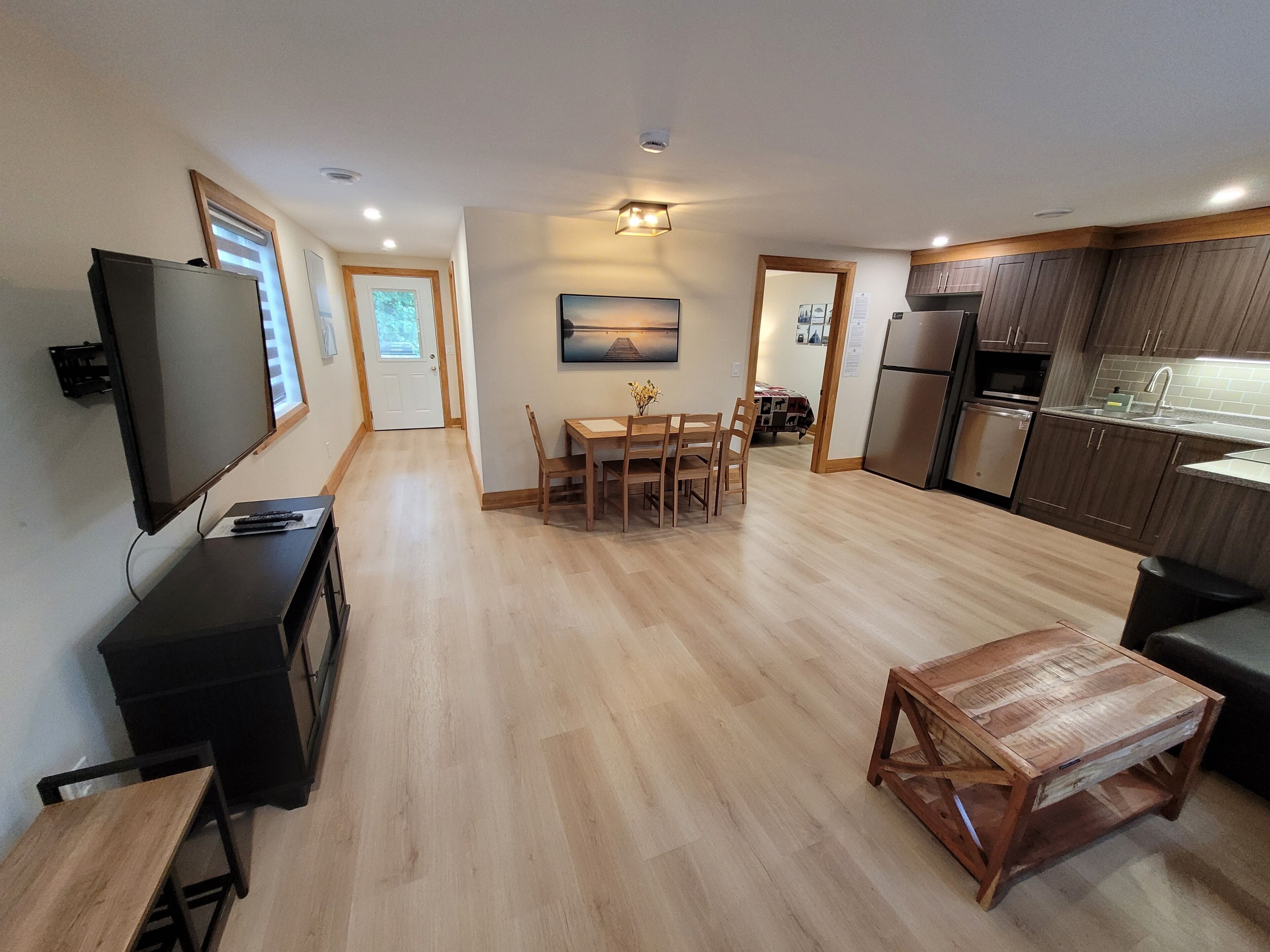 Un appartement moderne comprenant un coin repas, une cuisine et un espace de vie.