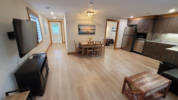 Un appartement moderne comprenant un coin repas, une cuisine et un espace de vie.