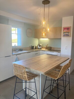 Kjøleskap, ovn, oppvaskmaskin og brødrister