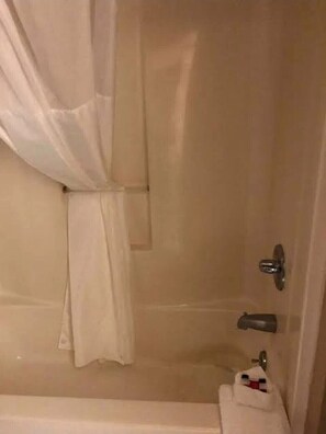 Basic Double Room, City View | Bathroom | Towels, soap, shampoo, toilet paper - Warrior INN (Winner)