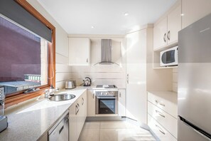 Microondas, horno, placa de cocina y lavavajillas