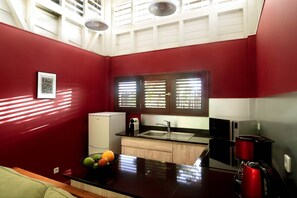 Fridge, microwave, oven, coffee/tea maker - EAST COTTAGE COCO CANNELLE (DESHAIES)