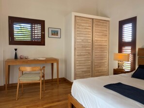 Tabla de planchar con plancha, wifi gratis y ropa de cama