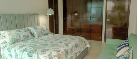 Iron/ironing board, WiFi, bed sheets